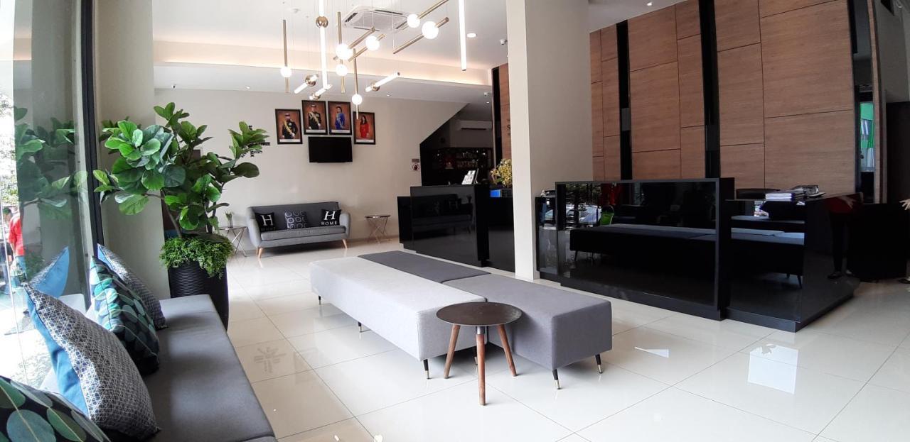 The Square Hotel Skudai Exterior foto